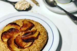 Leia mais sobre o artigo Panqueca de Maçã Caramelizada e Coco Ralado