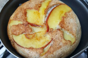 Leia mais sobre o artigo Torta de maçã e canela de frigideira: deliciosa a qualquer hora