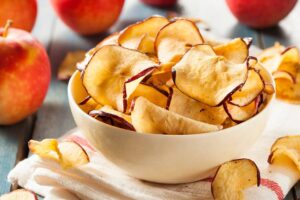 Leia mais sobre o artigo Chips de maçã na airfryer: faça em casa em poucos minutos